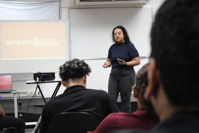 nova-profissao-de-graca:-curso-ensina-extensao-de-cilios-e-logistica