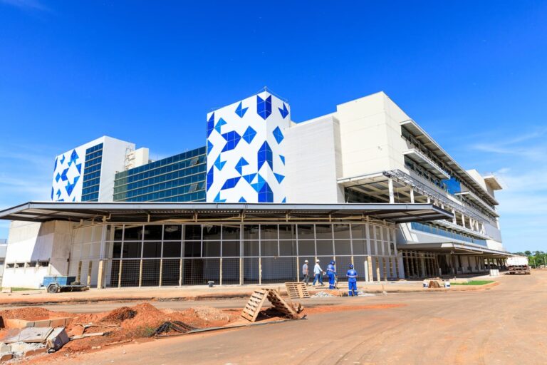 vigilante-e-filmado-furtando-equipamentos-de-hospital-que-ainda-nao-foi-inaugurado