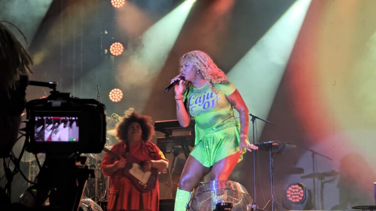 liniker-transforma-palco-em-poesia-e-cria-noite-inesquecivel-em-campo-grande