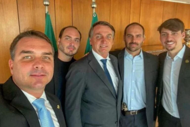 veja-a-reacao-da-familia-bolsonaro-apos-a-condenacao-do-ex-presidente
