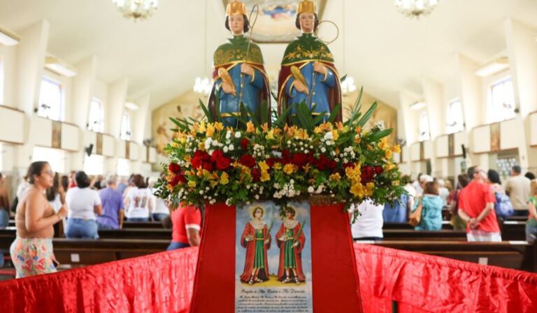 festa-de-cosme-e-damiao-leva-doces-e-almoco-ao-jardim-italia