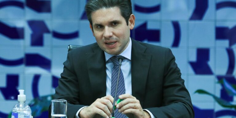 Hugo Motta confirma para hoje votação de isenção do Imposto de Renda hugo-motta-confirma-para-hoje-votacao-de-isencao-do-imposto-de-renda