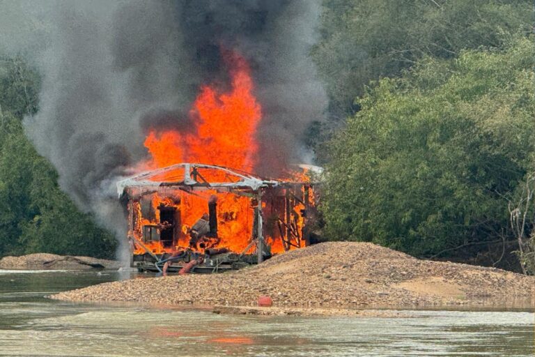policia-destroi-9-balsas-em-investigacao-contra-cooperativas-de-garimpo-ilegal-em-mt
