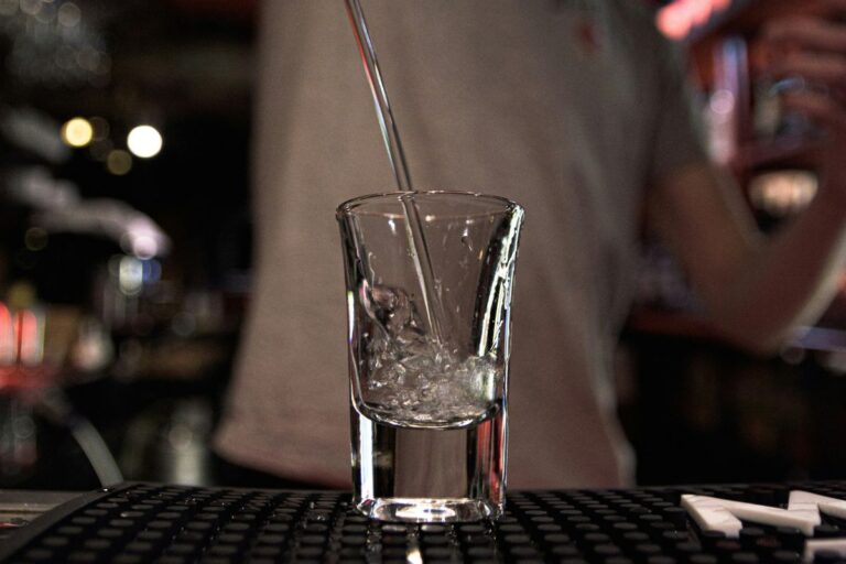 professor-da-ufmt-explica-como-metanol-age-no-corpo-e-alerta-para-riscos