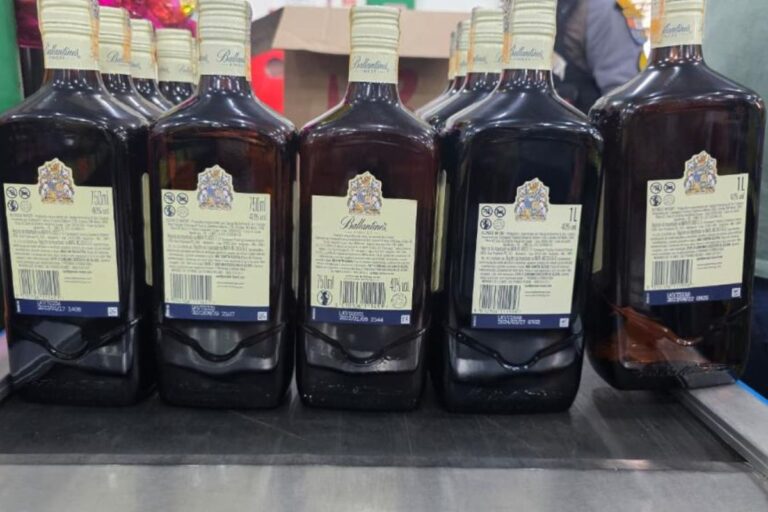30-garrafas-de-whisky-suspeitas-de-adulteracao-com-metanol-sao-apreendidas-em-itanhanga