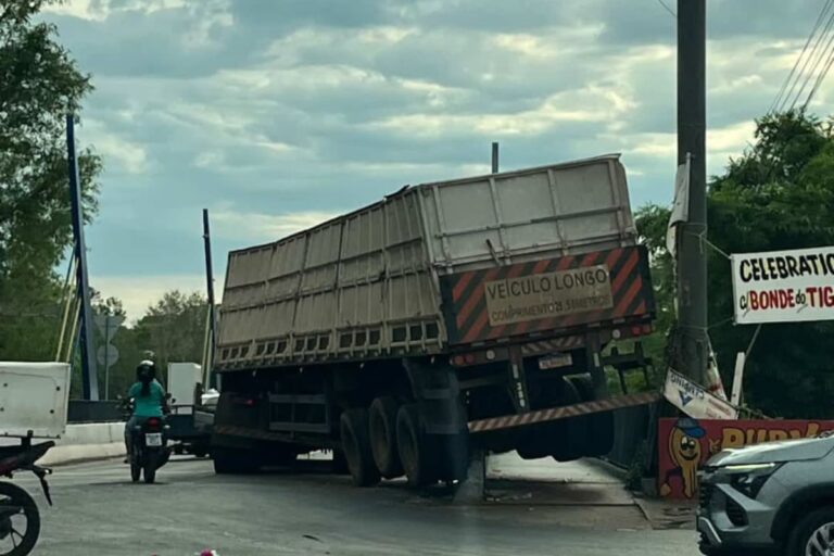 video:-carreta-fica-entalada-em-ponte-entre-mt-e-go