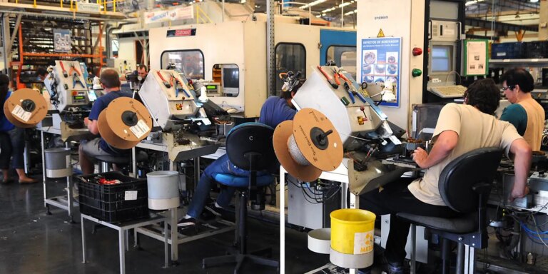 producao-industrial-reverte-queda-e-sobe-0,1%-em-outubro,-mostra-ibge