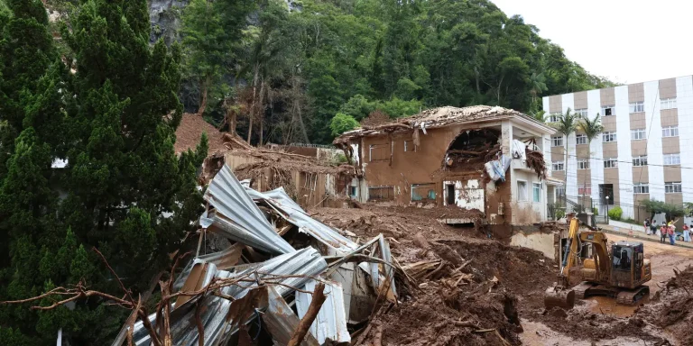 lula-sobrevoa-neste-sabado-areas-afetadas-pelas-chuvas-em-minas-gerais