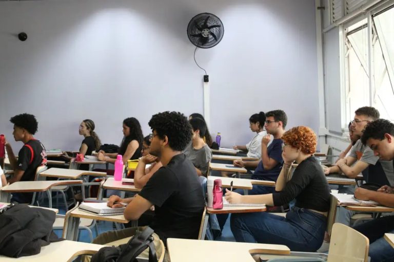 cursinhos-populares-podem-receber-apoio-federal-de-ate-r$-108-milhoes