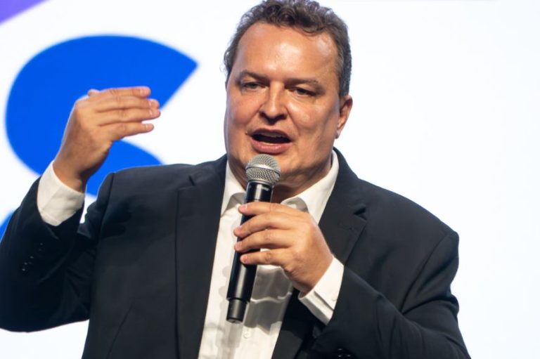 max:-nao-e-so-o-pl-que-tem-pessoas-que-acreditam-na-direita