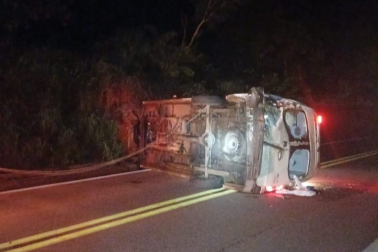 Ambulância com paciente e equipe médica tomba e deixa cinco feridos na BR-174 ambulancia-com-paciente-e-equipe-medica-tomba-e-deixa-cinco-feridos-na-br-174