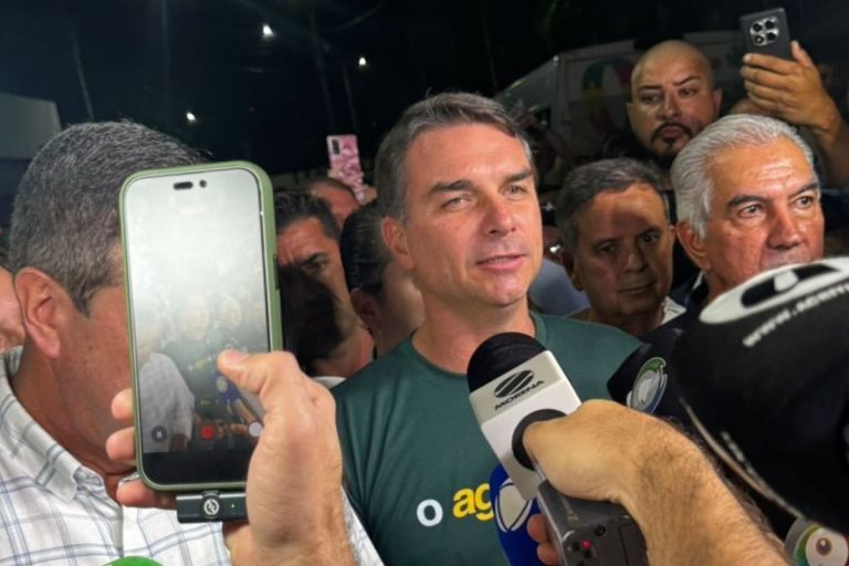 flavio-bolsonaro-crava-reinaldo-azambuja-em-uma-das-vagas-do-pl-ao-senado