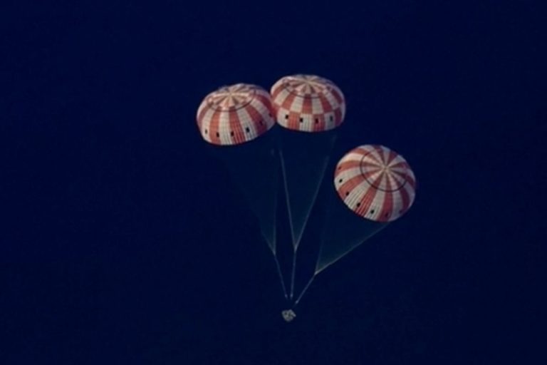 artemis-ii-pousa-no-mar-apos-missao-na-lua