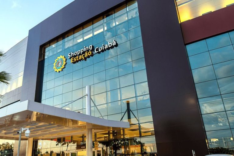 entregador-leva-cadeirada-e-motoboys-quebram-carro-de-agressor