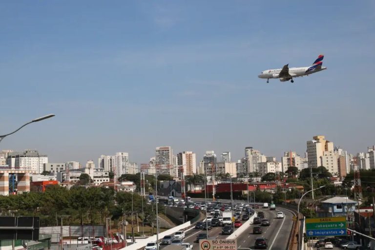 empresas-aereas-terao-linha-de-credito-para-aliviar-alta-de-custos-com-combustivel
