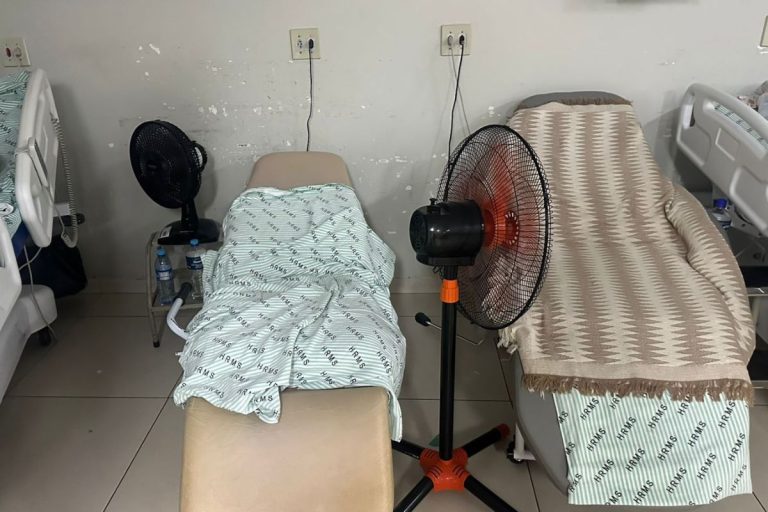 pacientes-recorrem-a-ventiladores-em-meio-a-superlotacao-no-hospital-regional
