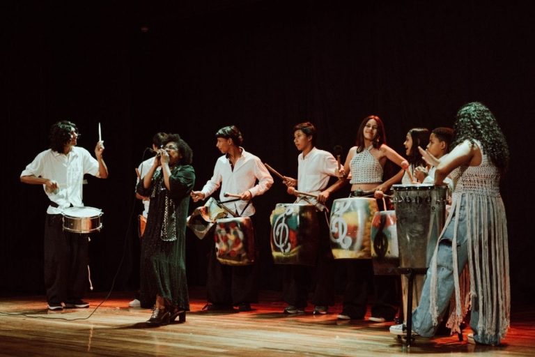 entre-completudes-e-efemeridades-estreia-com-proposta-que-une-arte,-sensibilidade-e-reflexao