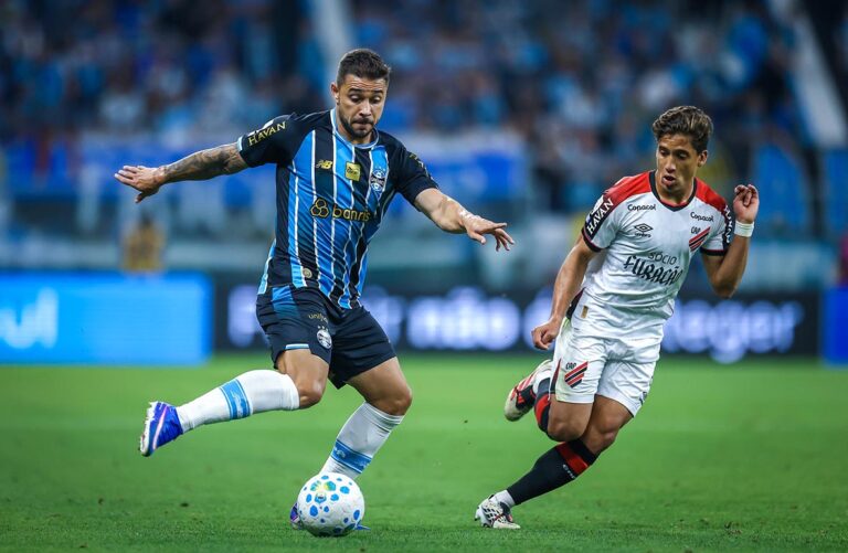 Grêmio vence o Athletico-PR, deixa o Z4 e joga o Internacional para a zona de rebaixamento