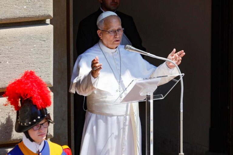Papa Leão XIV recebe 7 mil torcedores no Vaticano para evento inédito de basquete